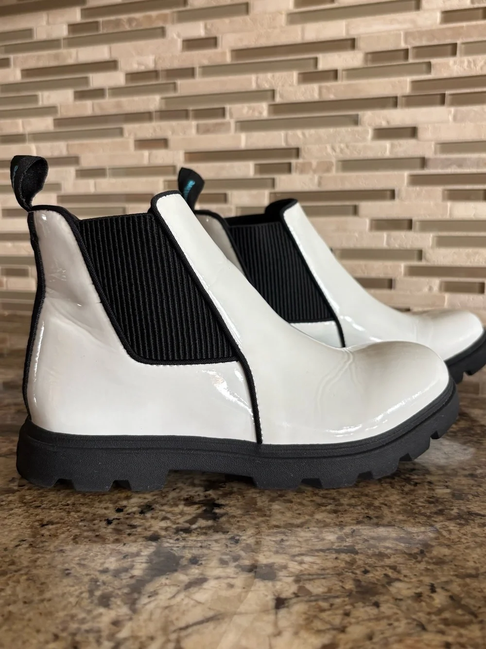 Native Shoes Kids Kensington Treklite Gloss‎ Chelsea Boots White Black Size 4